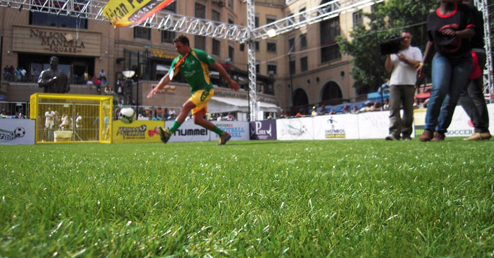 南非曼德拉广场人造草坪球场--世界足球节